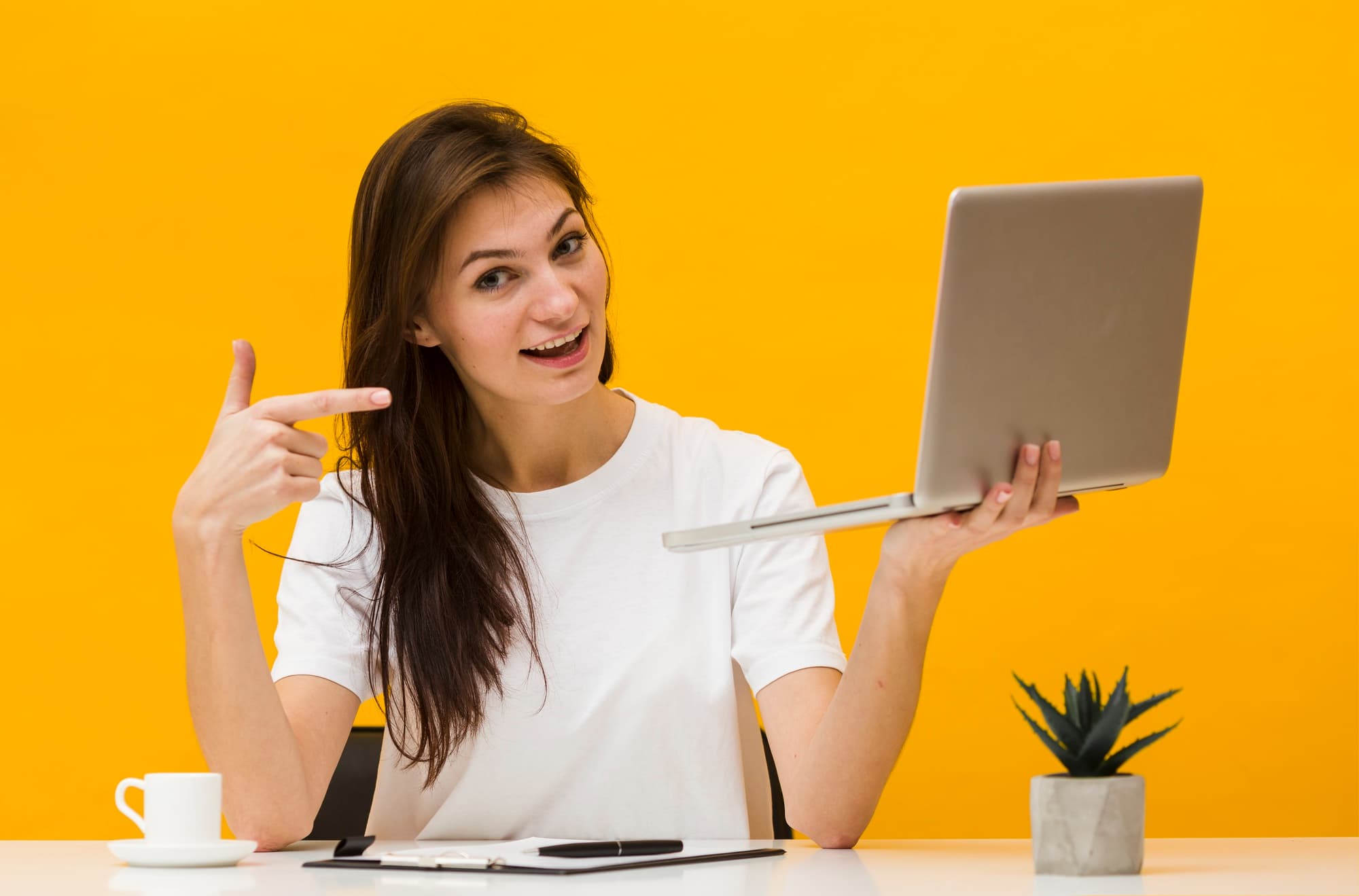 Image by <a href="https://www.freepik.com/free-photo/smiley-woman-desk-holding-up-pointing-laptop_6881956.htm#query=fiverr%20freelancing&position=21&from_view=search&track=ais">Freepik</a>